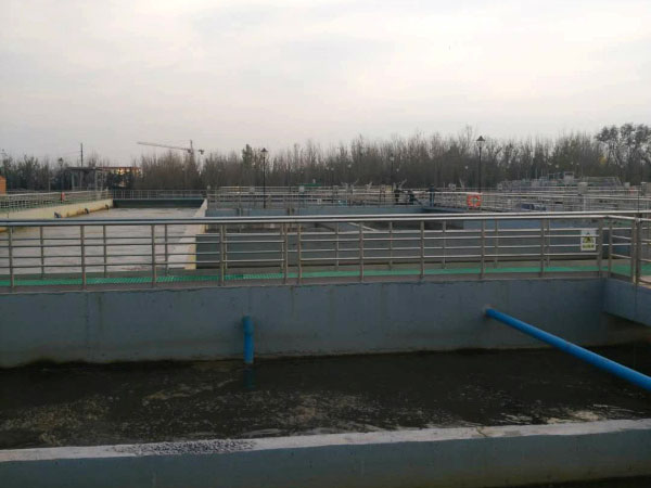 招遠市污水處理廠不銹鋼安全護欄工程3.jpg